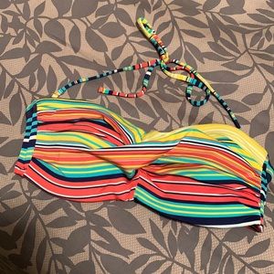 Bathing suit top. Removable strings. Metal clasp